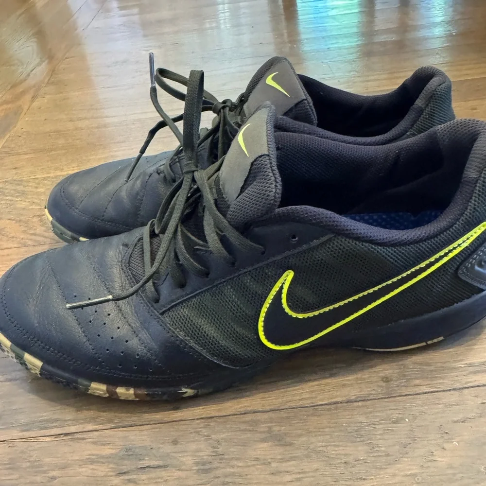Nike Gato Indoor Soccer Shoe